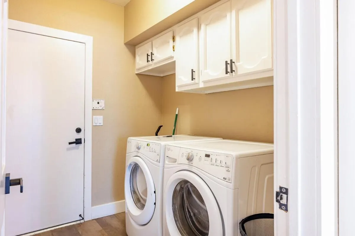 Spacious 5-Bed, 3-Bath Home! Φοίνιξ 0*,  Ηνωμένες Πολιτείες της Αμερικής