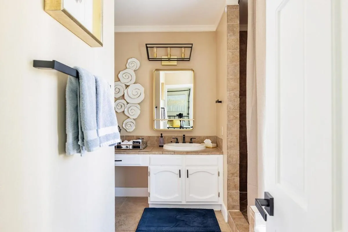 Spacious 5-Bed, 3-Bath Home! Φοίνιξ